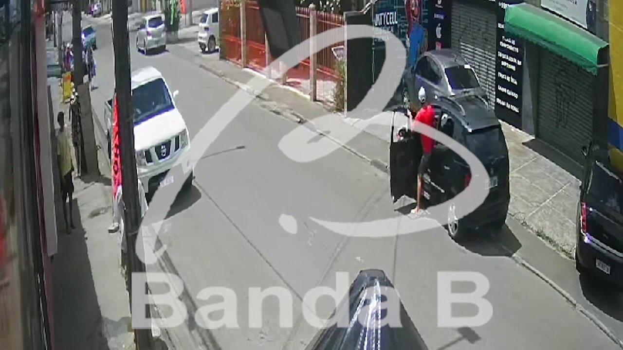 Vídeo mostra pai e filho de 1 ano sendo atropelados por carro de motorista que esqueceu de puxar freio de mão em Piraquara