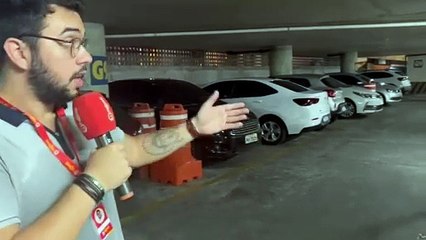 Motorista bate carro em viga colocada para sustentar estacionamento onde acontece ensaio do Olodum