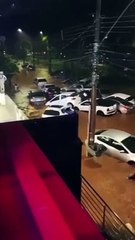 Carros são arrastados pela correnteza na barragem Santa Lúcia
