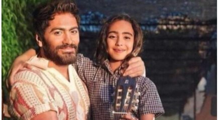 "بنفس الزي"... تامر حسني وابنته تاليا في دبي استعداداً للحفل