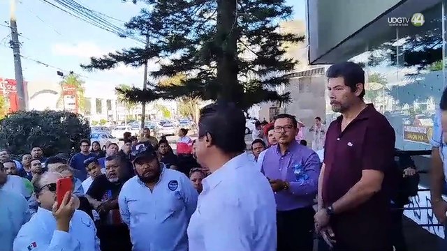 Conductores de Uber se manifestaron en instalaciones de la empresa en protesta por las altas tarifas