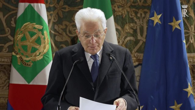 Mattarella: Funzioni pubbliche? Agire con disciplina e onore