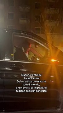 Laura Pausini, i fan la fermano al semaforo il VIDEO della reazione