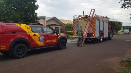 Bombeiros combatem incêndio a residência no Paulo Godoy
