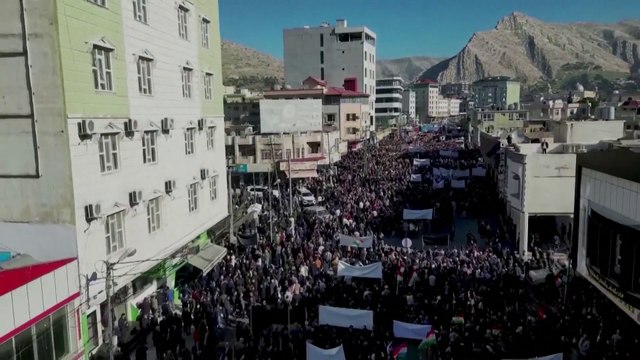آلاف العراقيين في #دهوك يتظاهرون ضد قصف الحرس الثوري الإيراني ويعتبرونه اعتداء على السيادة الوطنية #العراق #إيران #العربية