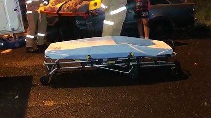 Motociclista fica ferido ao bater contra veículo estacionado na Rua Clodoaldo Ursulano