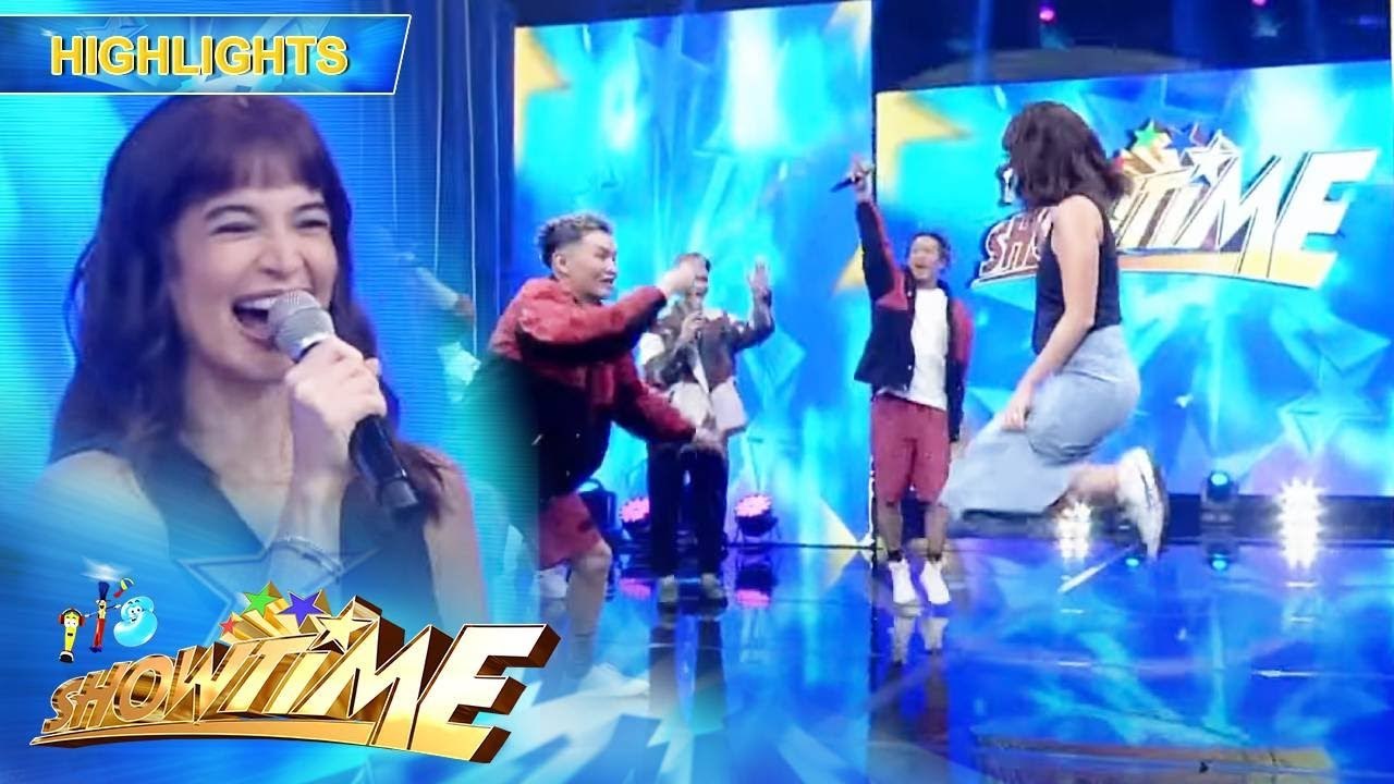 Anne tries the jump rope challenge | It's Showtime