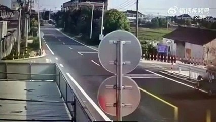 Ce conducteur n'a même pas vu qu'il a évité le pire, et l'a aussi provoqué