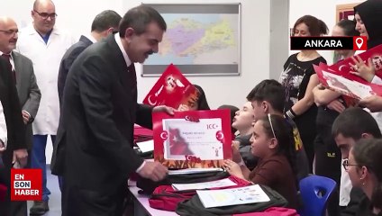 Bakan Tekin, hastane sınıfındaki öğrencilere karne dağıttı