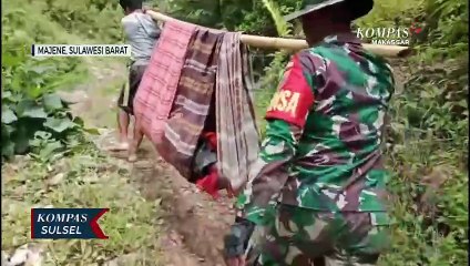 Jalan Rusak, Warga Sakit Harus Ditandu 10 KM