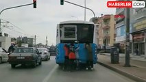 Antalya'da Patenli Çocuklar Belediye Otobüsünün Arkasına Tutunarak Yolculuk Yaptı