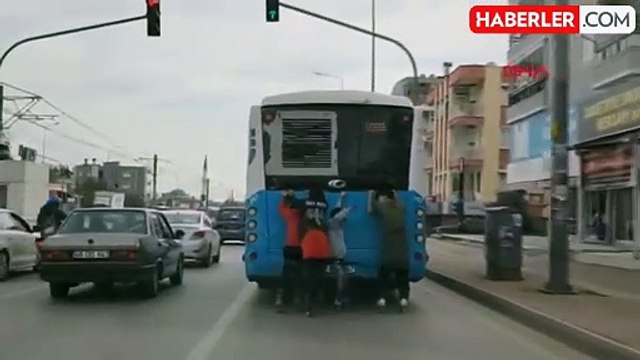 Antalya'da Patenli Çocuklar Belediye Otobüsünün Arkasına Tutunarak Yolculuk Yaptı