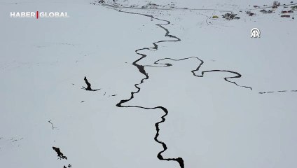 Kar altında kalan mendereslerin hipnoz edici güzelliği havadan görüntülendi