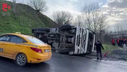 Eyüpsultan'da hafriyat kamyonu devrildi