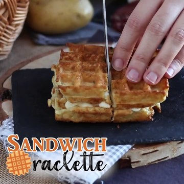Sandwich de gaufres de pommes de terre à la raclette, le plat réconfortant par excellence