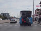 Otobüsün arkasına tutunan patenli çocukları tekmeyle düşürmeye çalıştı