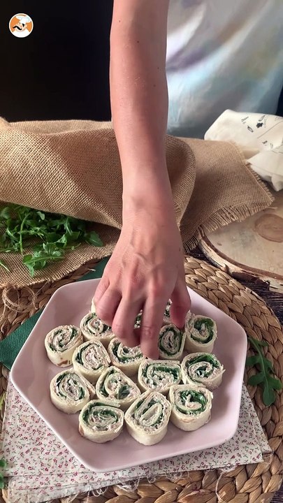 Aperitif-brötchen mit tortillas, thunfisch und frischkäse