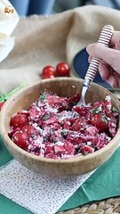 Basilikumsalat mit erdbeeren, tomaten und feta