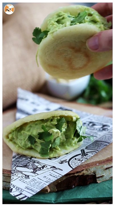 Venezolanische arepas mit hühnchen und avocado – reina pepiada