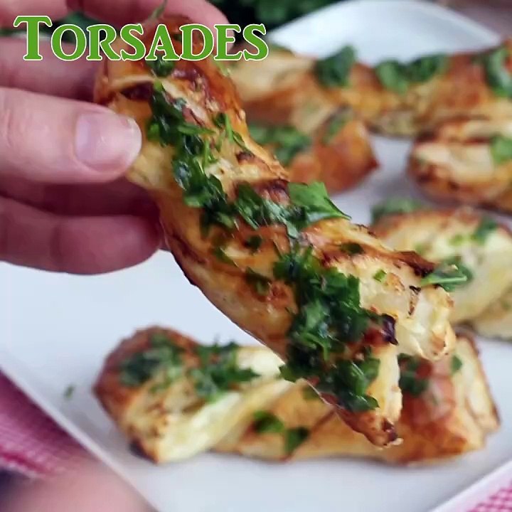 Blätterteigtwister mit käse und petersilie: ein muss für den aperitif