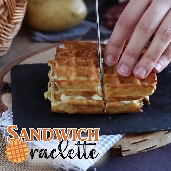 Raclette-kartoffel-waffel-sandwich, das ultimative wohlfühlessen