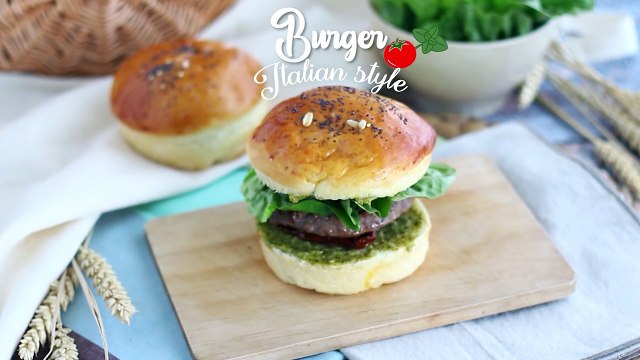 Italian style burger: pesto, sundried tomatoes, mozzarella
