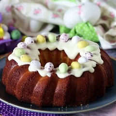 Bundt cake de pascua con sabor a limón y chocolate blanco