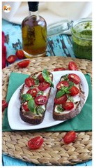Bruschetta com queijo, pesto e tomate cereja