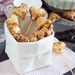Cuori di sfoglia su stecco con cioccolato e confettura di lamponi - heart pie pops