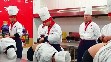 ‘인간도마’ 자랑한 중국 요리학교