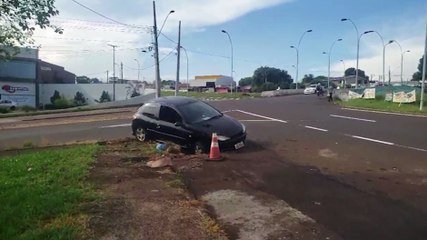 Peugeot cai em buraco na marginal da PRc-467