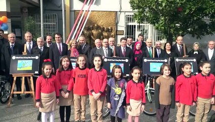 Başkan Dündar, Bakan Tunç ile birlikte karne dağıttı