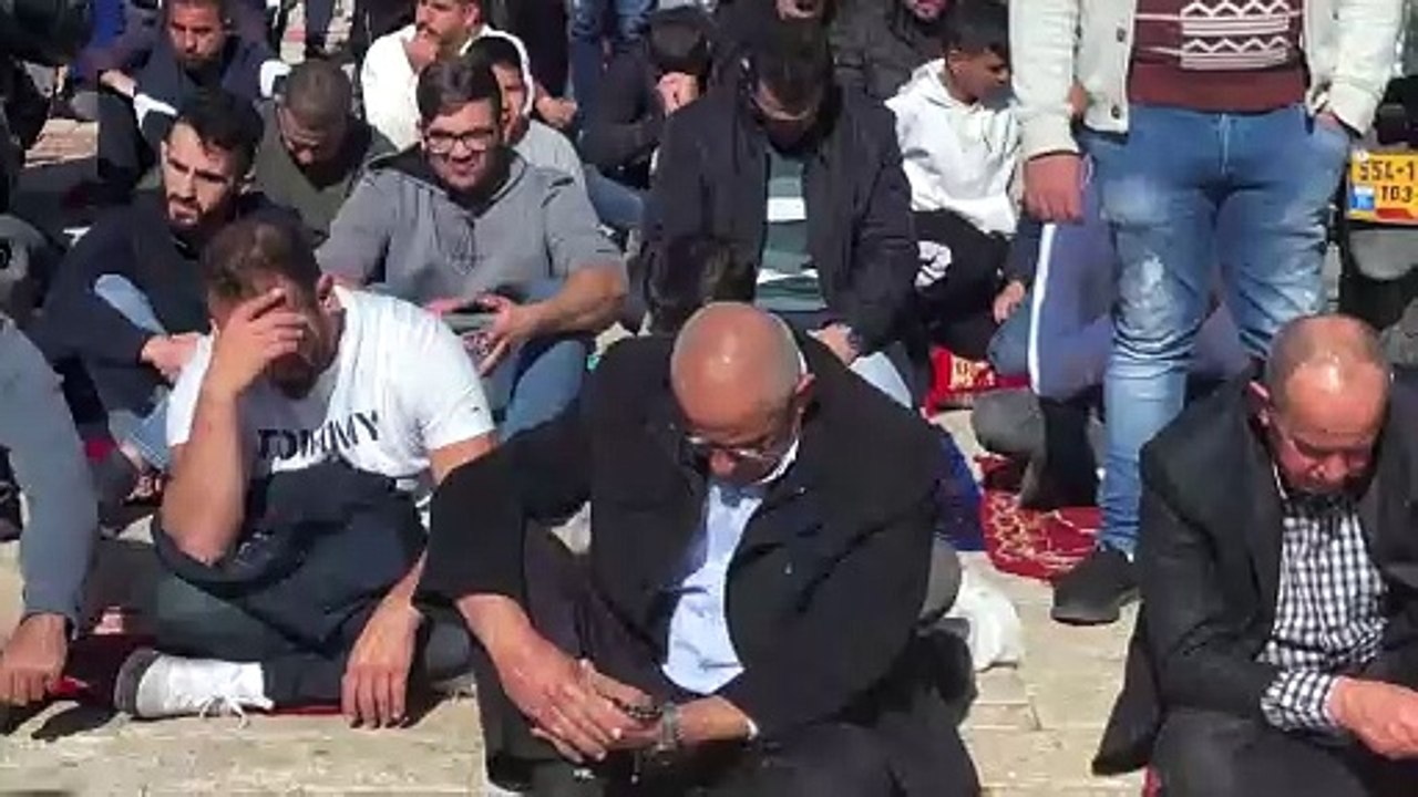 الفلسطينيون يؤدون صلاة الجمعة في القدس في ظل إجراءات إسرائيلية مشددة