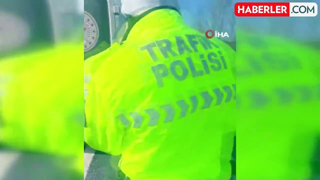 TEM Otoyolu'nda korkunç kaza! Bariyerlere çarpan otomobildeki 3 kişi hayatını kaybetti