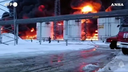 Russia, in fiamme deposito petrolio nella regione di Bryansk