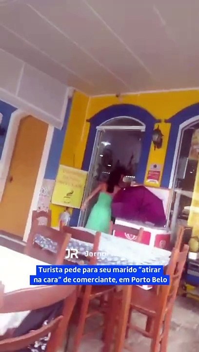 Turista pede para seu marido "atirar na cara" de comerciante, em Porto Belo