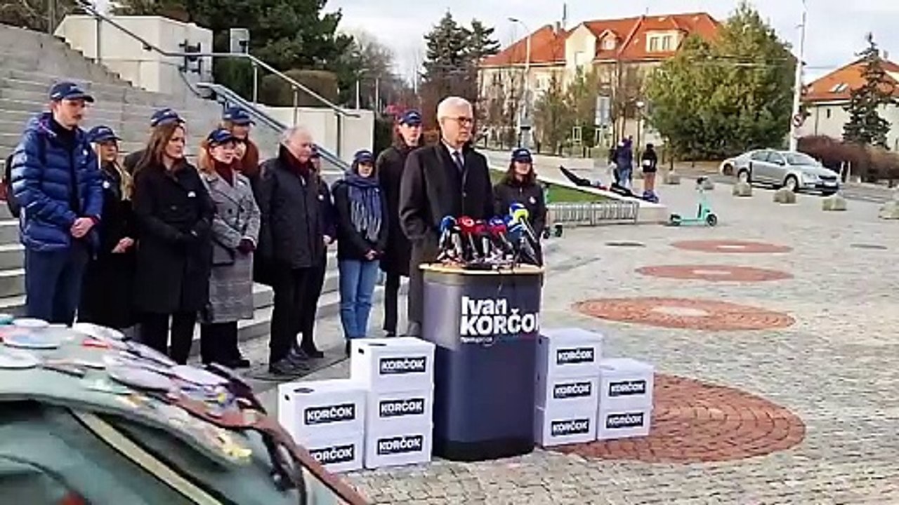 ZÁZNAM: Korčok odovzdal podpisy na prezidentskú kandidatúru, má ich vyše 40.000