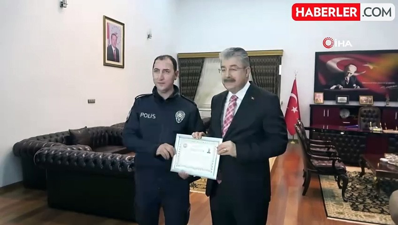 Osmaniye'de polisten yürekleri ısıtan hareket kamerada: Yağmurda engelli vatandaş tuttu