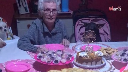 Pour ses 89 ans, cette femme fait la fête avec ses chiens adorés (Vidéo)