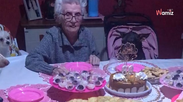 Pour ses 89 ans, cette femme fait la fête avec ses chiens adorés (Vidéo)