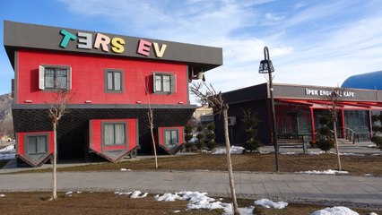 Ters eve yüzbinlerce ziyaretçi akın etti