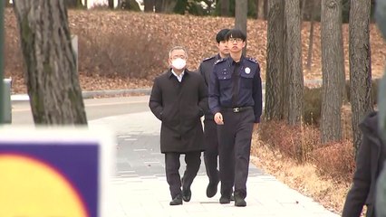 '50억 클럽 의혹' 박영수 전 특검 보석 석방...위치 추적기 부착 / YTN