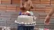 Criança celebra aniversário com bolo e doces de ‘areia’