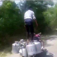 VIDEO : ये है स्टंटबाज दूधवाला...आपने देखा क्या