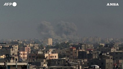 Video herunterladen: Gaza, nube di fumo si alza su Khan Yunis dopo un attacco aereo israeliano