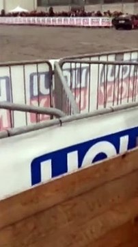 Il pilota perde il controllo dell’auto e piomba contro gli spettatori