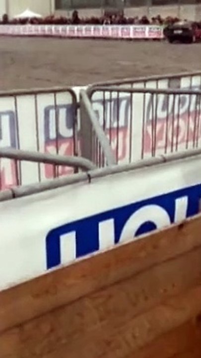 Il pilota perde il controllo dell’auto e piomba contro gli spettatori