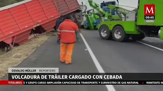 Vuelca tráiler cargado con cebada en la autopista México-Pirámides