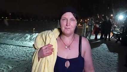 Un baño de agua helada para celebrar la Epifanía ortodoxa en Rusia