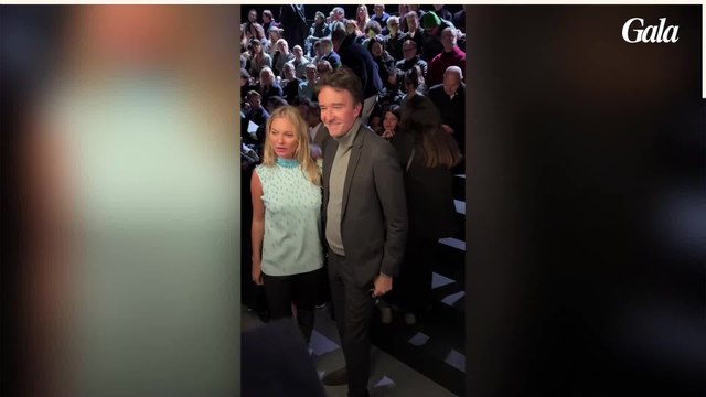 GALA VIDÉO - Entre top à perles et cuissardes, Kate Moss illumine la Fashion Week de Paris